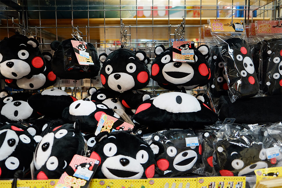 Móc khóa và thú nhồi bông Kumamon.