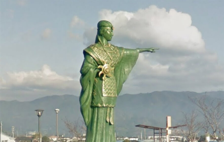 Bức tượng của Nữ hoàng Himiko bên ngoài ga Kanzaki ở tỉnh Saga.