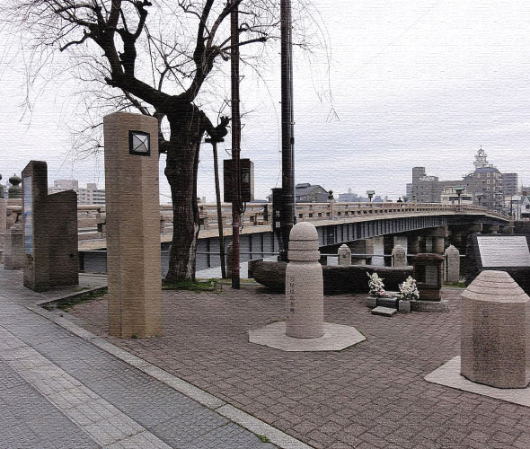 Đài tưởng niệm dưới chân cầu Matsue Ohashi.