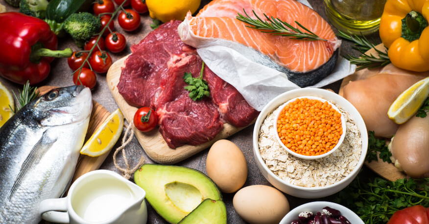 Chế độ ăn uống cân bằng là chế độ đảm bảo cung cấp đủ lượng các chất cần thiết cho cơ thể.