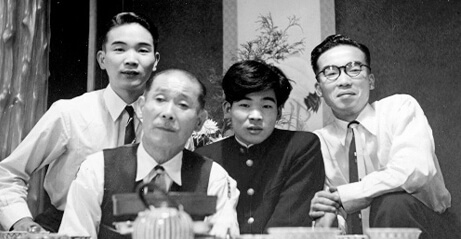 Takahata (thứ ba từ trái sang) đón sinh nhật lần thứ 20 cùng với cha và các anh.