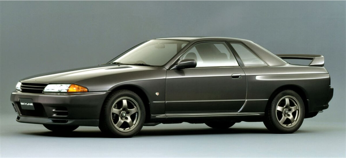 Skyline GT-R ra đời vào tháng 8 năm 1989. Tính đến cuối năm 1994, hơn 40.000 chiếc đã được bán ra