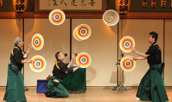 Daikagura gồm những màn nhào lộn thú vị mang tính giải trí cao. Daikagura gồm những màn nhào lộn thú vị mang tính giải trí cao.
