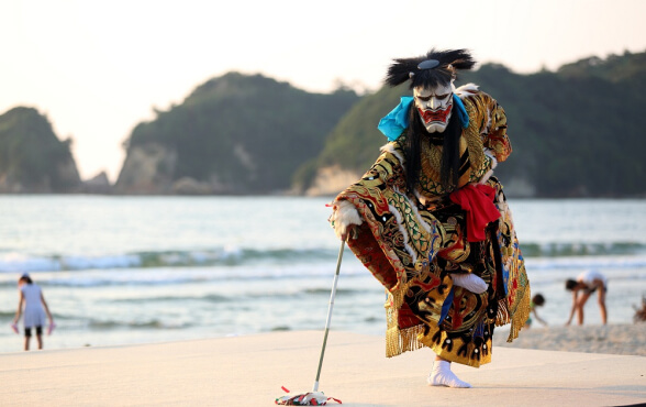 Điệu múa Kagura tại bờ biển tỉnh Shimane. Điệu múa Kagura tại bờ biển tỉnh Shimane.
