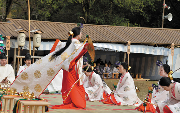 Miko biểu diễn vũ điệu Kagura. Miko biểu diễn vũ điệu Kagura.