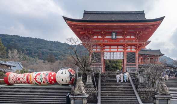 Búp bê Kokeshi khổng lồ ở chùa Kiyomizu, Kyoto.