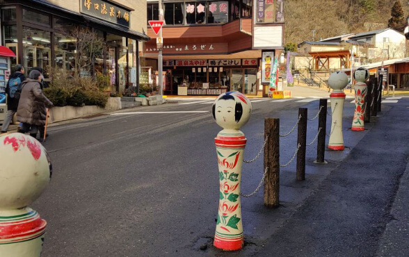 Kokeshi khổng lồ trên đường phố ở suối nước nóng Naruko.