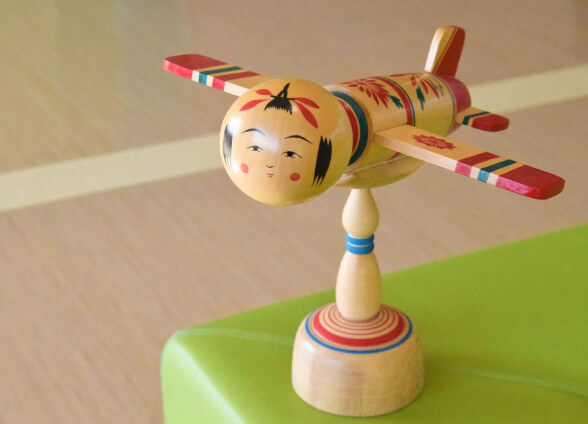 Kokeshi máy bay.