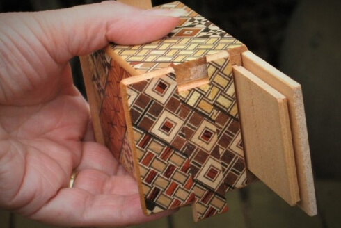 Chiếc hộp tạo nên bằng những mảnh gỗ nối vào với nhau