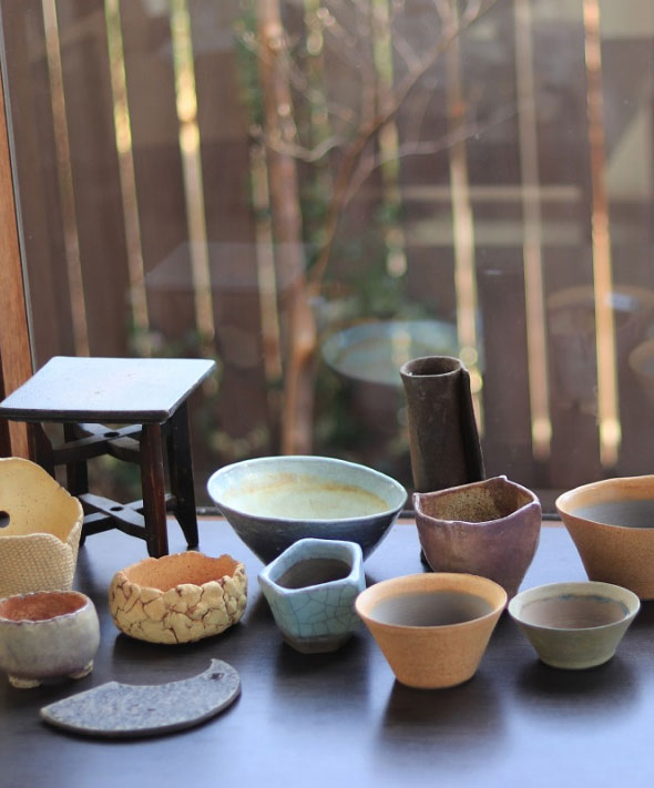Chậu gốm mộc thường được sử dụng trong nghệ thuật Kusamono.