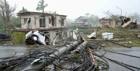 Cột điện bị phá hủy khi siêu bão Hagibis đổ bộ vào Nhật Bản năm 2019.