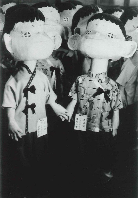 Búp bê Peko-chan (phải) và Poko-chan (trái) làm bằng giấy bồi được trưng bày tại cửa hàng Fujiya trong khoảng những năm 40 đến 50.