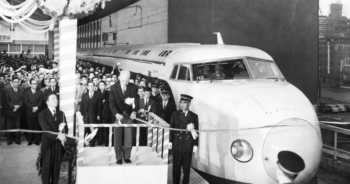 Shinkansen đầu tiên được khánh thành.