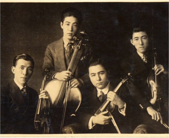 Suzuki (trái) đã thành lập nhóm tứ tấu đàn dây thành công cùng với những người anh của mình vào những năm 1930