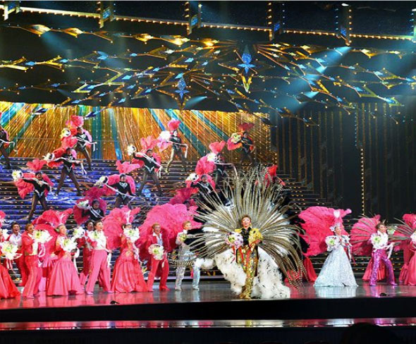 Màn trình diễn mãn nhãn của Takarazuka Revue. Ảnh: Nippon