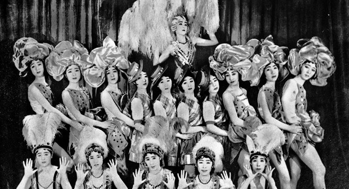 Những vũ công trình diễn tiết mục Parisette năm 1930.