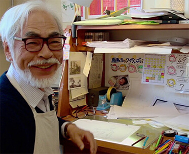 Đạo diễn Hayao Miyazaki bên bàn làm việc.