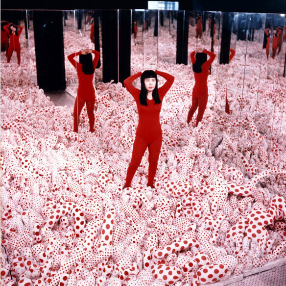Căn phòng Infinity Mirror Room kinh điển của họa sĩ Kusama.