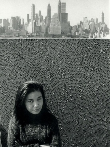 Bà Kusama cạnh tác phẩm “Infinity Net” tại New York vào năm 1961.