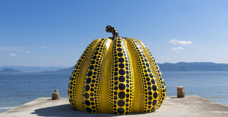 Tác phẩm quả bí ngô (2006) của Kusama tại đảo Naoshima.