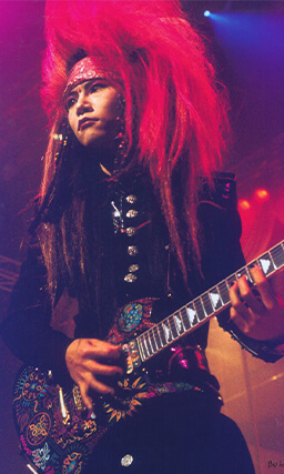 Sự ra đi của hide là một cú sốc với hàng triệu người hâm mộ.