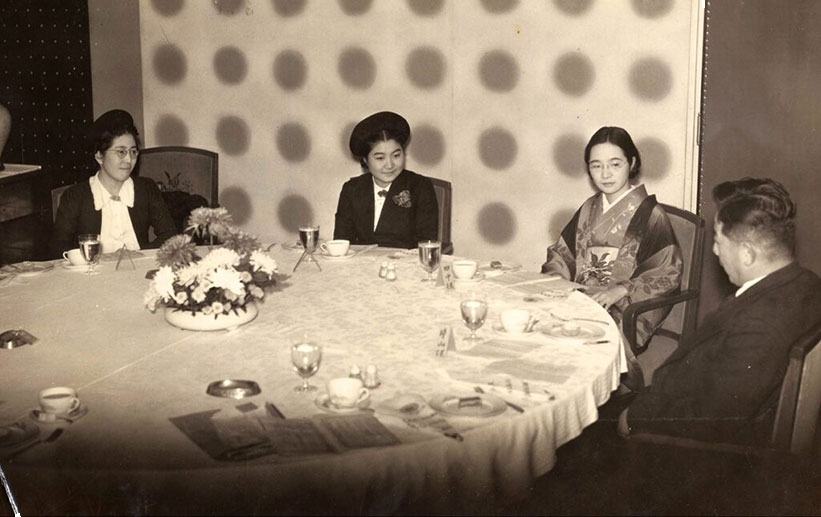 Kume Ai, Mutou Yoshiko và Nakata Masako (từ trái sang) trong một cuộc thảo luận bàn tròn năm 1939 với chính trị gia Katayama Tetsu, người sau này trở thành thủ tướng Nhật Bản.