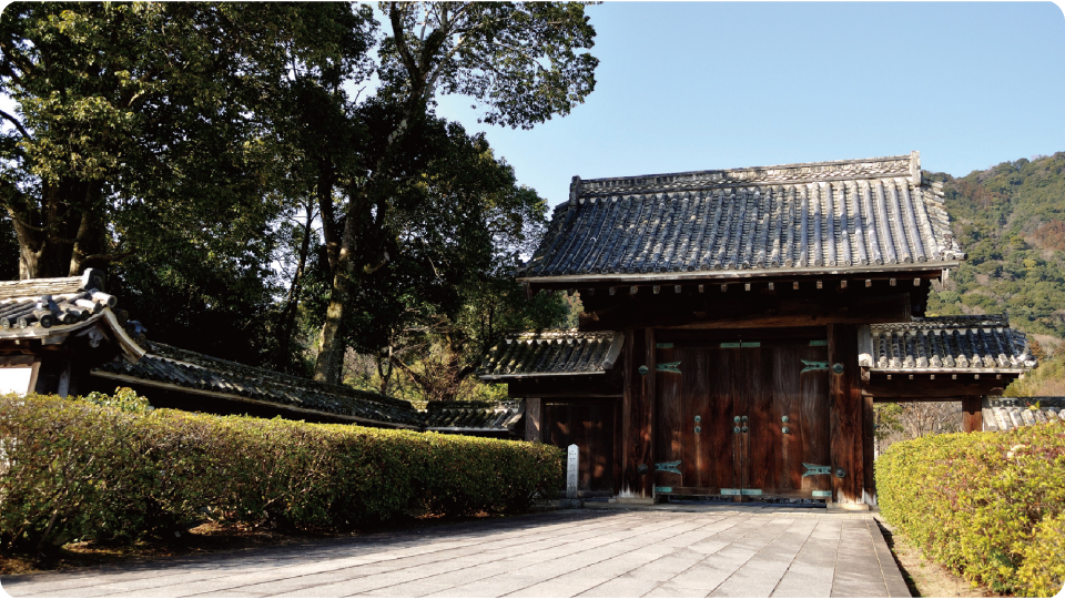 Cổng gỗ Hanchomon khổng lồ này cao khoảng 6,8m và rộng khoảng 10m, được chỉ định là tài sản văn hóa vật thể của tỉnh Yamaguchi.