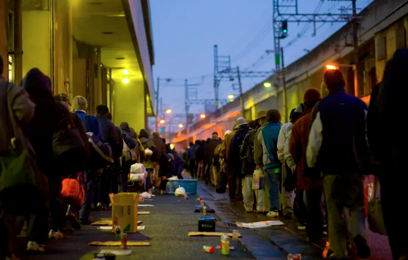 xếp hàng để có chỗ ngủ