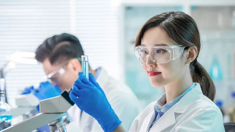 nhà khoa học nữ