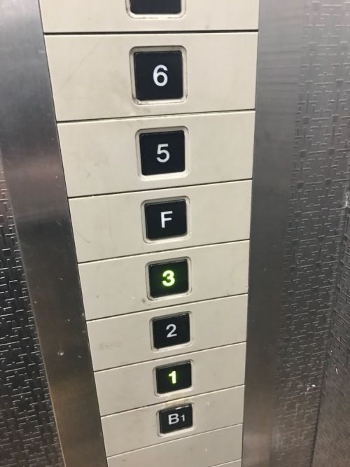 Người Nhật tránh sử dụng số 4 trong thang máy.