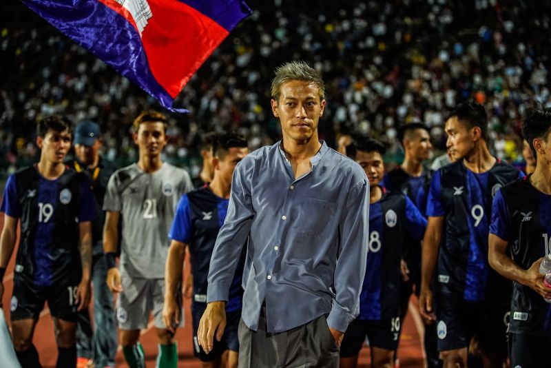 Honda làm huấn luyện viên đội tuyển bóng đá nam Campuchia.