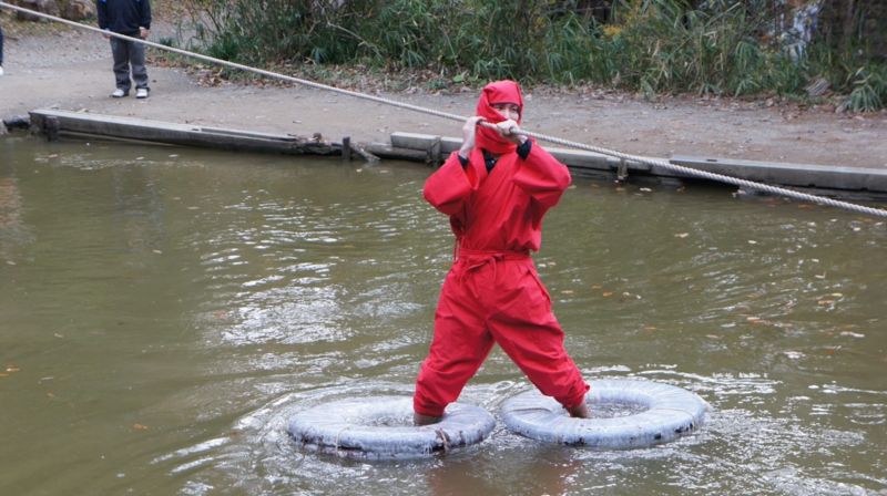 ninja di chuyển trên mặt nước