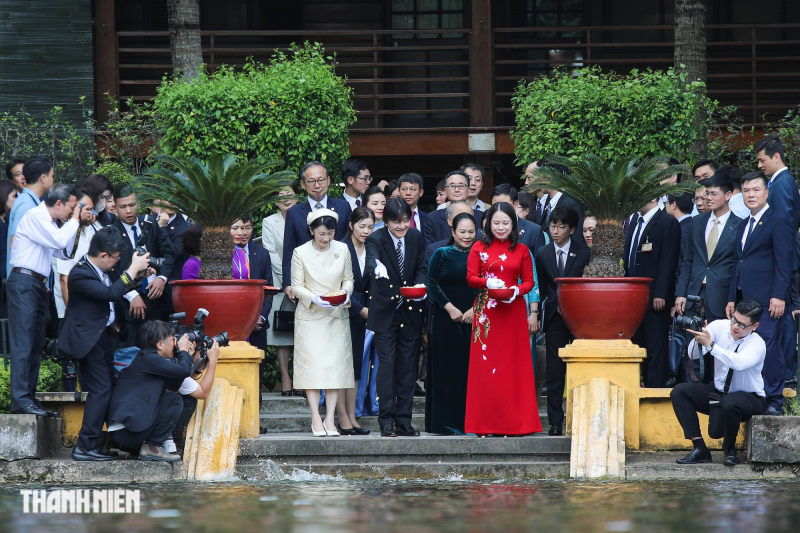 Hoàng Thái tử cho cá ăn tại ao cá Bác Hồ 