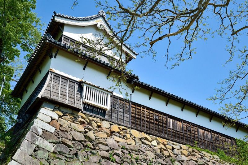 Tamon-yagura ở lâu đài Fukuoka là một tháp pháo hai tầng (trái) nối với một ngôi nhà dài 54m.
