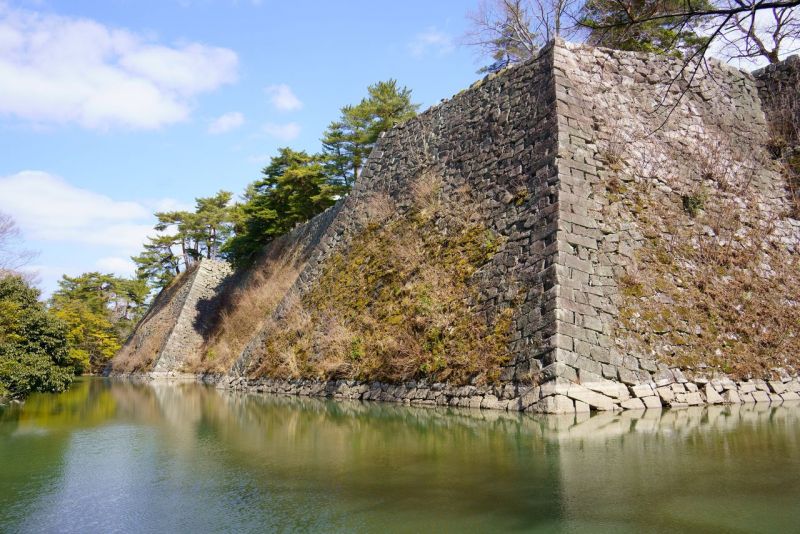 Tường đá ở lâu đài Iga Ueno được coi là kiệt tác uchikomi-hagi. 
