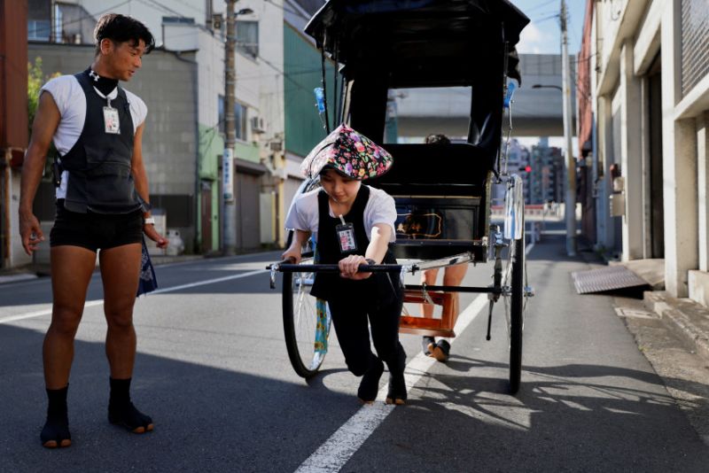 Những cô gái Nhật thử thách với nghề kéo xe.