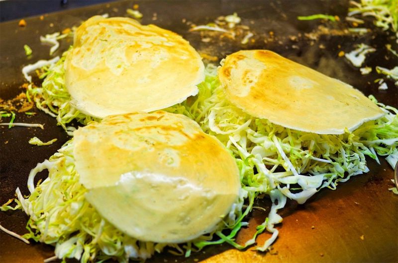 Okonomiyaki được chế biến theo từng lớp.