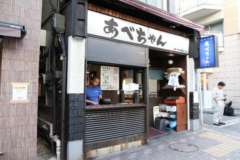 Hàng xiên nướng nổi tiếng Tokyo, bí quyết ở nồi sốt 60 năm không rửa