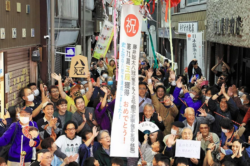 Người dân địa phương ăn mừng Sota Fujii giành được tất cả tám danh hiệu shogi lớn ở quê hương Seto, tỉnh Aichi 