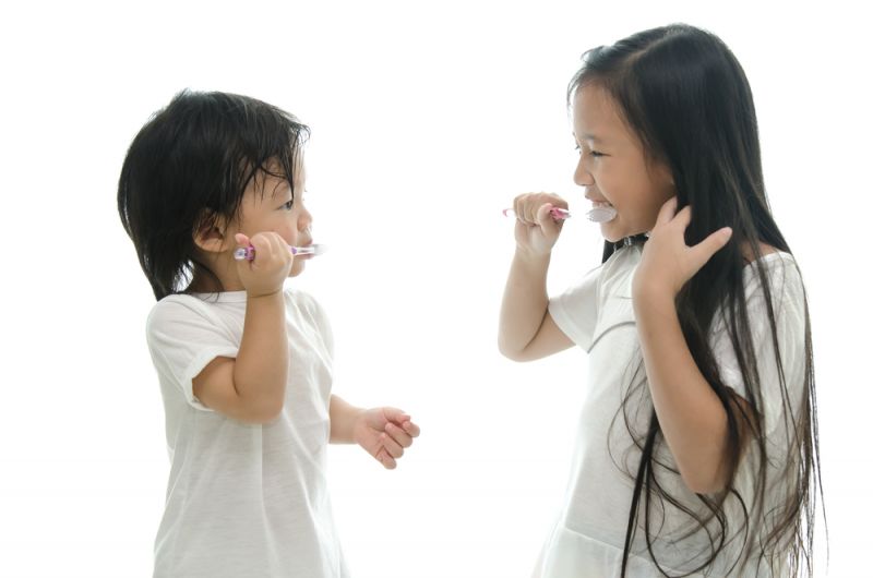luyện thói quen đánh răng cho bé