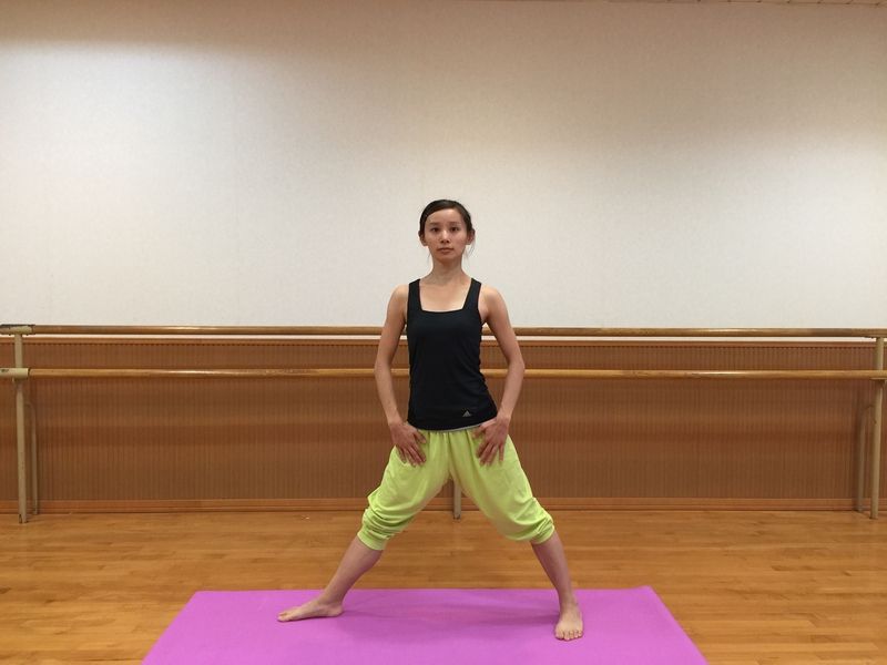 Tư thế căng giãn lườn bước 1