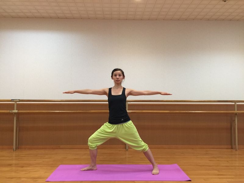 Tư thế căng giãn lườn bước 2