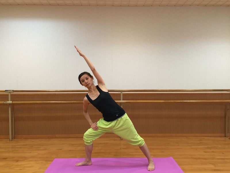 Tư thế căng giãn lườn bước 3, 4