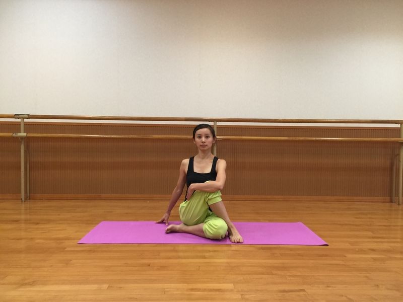 Tư thế ngồi vặn mình bước 2