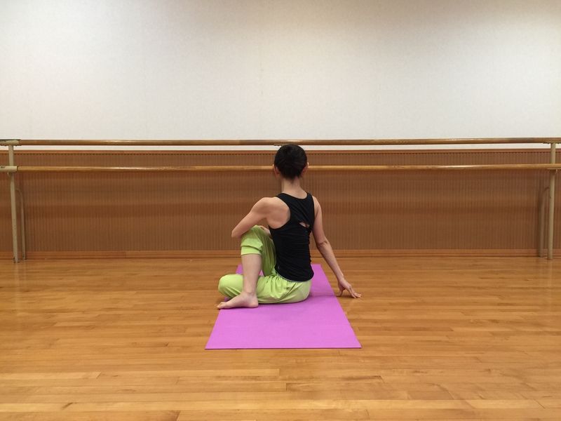 Tư thế ngồi vặn mình bước 3, 4