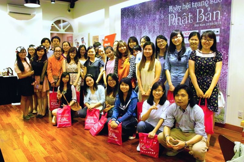 Chụp ảnh kỉ niệm cùng các bạn tham gia talkshow Chụp ảnh kỉ niệm cùng các bạn tham gia talkshow