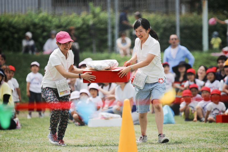 cha mẹ tham gia hội thao ở trường mẫu giáo Nhật