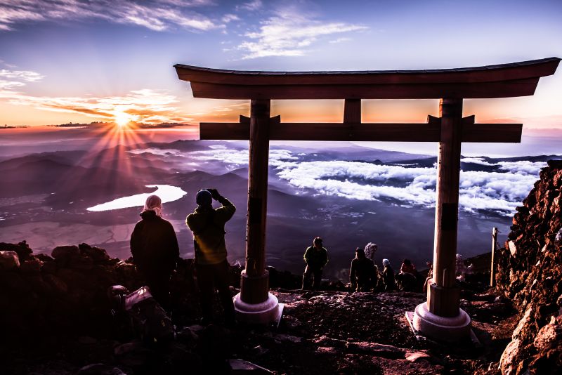 富士山山頂でご来光を拝む
