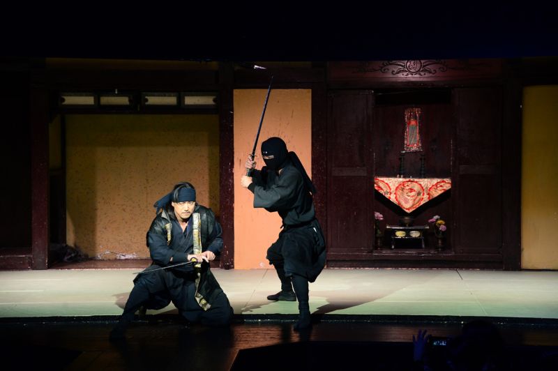 Ninja trình diễn võ thuật