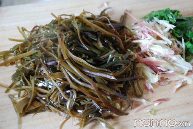 tảo bẹ cắt sợi, kho với gia vị  tảo bẹ cắt sợi, kho với gia vị